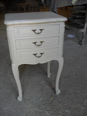 chevet 3 tiroirs relooké en grège très clair Aix en provence